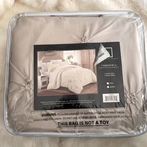 Veronica 3-piece Duvet Cover Set.. NEW